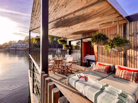 Brindos, Lac & Château ofrece íntimos lodge flotantes en un lago privado de Anglet