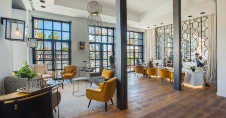 El hotel Serras de Barcelona está situado en el frente marítimo