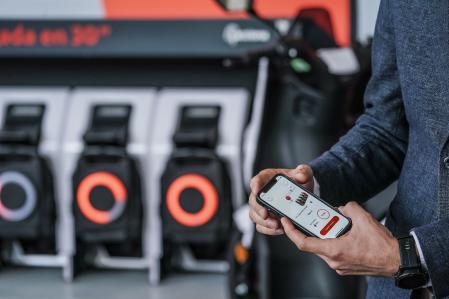 La gasolinera Cepsa de la calle Comte d'Urgell de Barcelona cuenta con un intercambiador de baterías para motos eléctricas