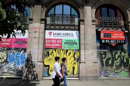 foto XAVIER CERVERA 09/06/2020 La crisi del Covid deixa un paisatge urbà ple de persianes abaixades, restaurats,bars i comerços en general que, si no ho han fet ja, dificlment tornaran aobrir portes. Fotos d'aquest negocis tancats a Barcelona. tant pot ser a barris molt cèntrics com a d'altres més perifèrics. a l imatge, comercos tancats i en lloguer a marques de l argentera, barcelona (durant desescalada crisi sanitaria coronavirus)
