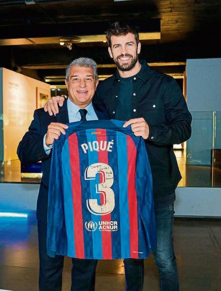 Gerard Piqué y Joan Laporta, en el Museu, con la última camiseta que llevó en el Barça