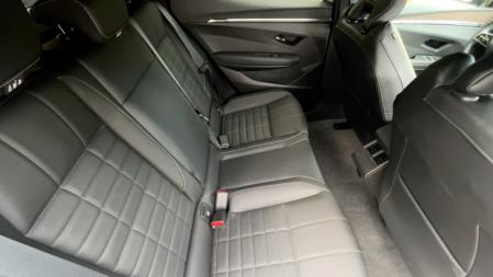 Las plazas traseras son óptimas para dos pasajeros, tienen el piso plano y hay espacio para las rodillas, pero en general su banqueta es algo estrecha.