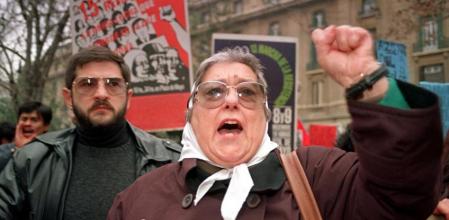 Fotografía de Hebe de Bonafini durante una protesta en 1988