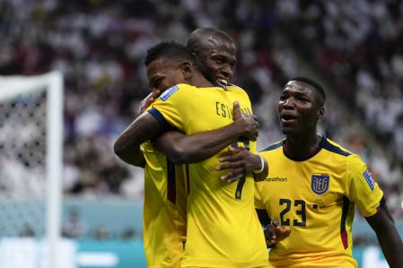 Los compañeros abrazan a Enner Valencia tras marcar)
