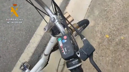 El manillar del triciclo también fue modificado y el puño izquierdo servía para el acelerador