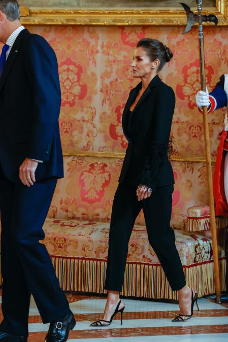 La reina Letizia con su esmoquin de Pertegaz en el Palacio Real de Madrid