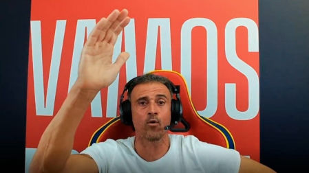 Luis Enrique haciendo un streaming