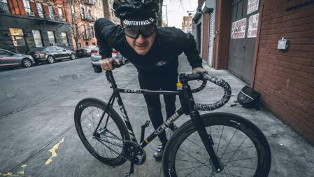 “Rider” de fixed en el barrio del Raval de Barcelona.