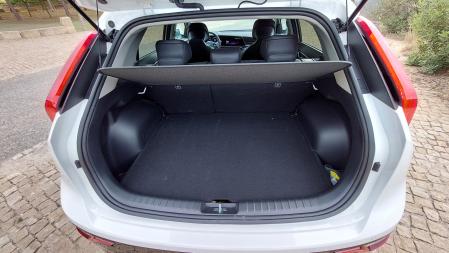 La ubicación de la batería en el piso del coche permite una buena capacidad de maletero&nbsp;