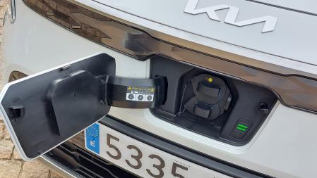 La toma de carga está integrada en la parrilla delantera