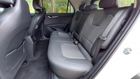 Las plazas traseras ofrecen un buen espacio para las piernas y cabeza de los pasajeros&nbsp;