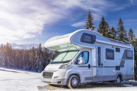 Autocaravana aparcada delante de la nieve en la montaña&nbsp;