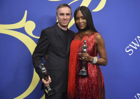 Raf Simons junto a Naomi Campbell en los premios CFDA en 2018