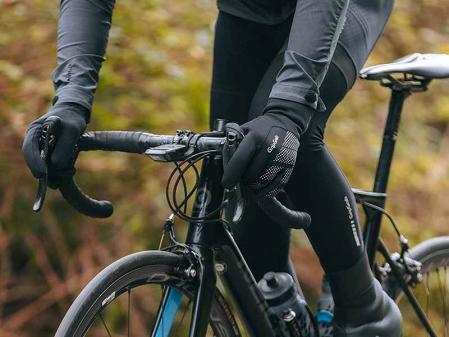 Mantener las manos calientes es indispensable para lograr un buen tacto con los frenos.