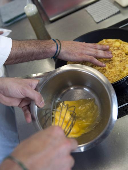 Javier y Sergio Torres preparando su tortilla de patatas