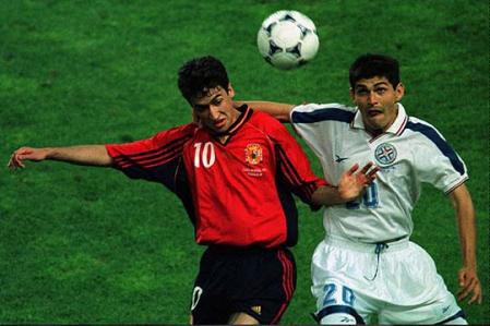 Raúl disputa un balón durante el partido de España contra Paraguay del Mundial de 1998.