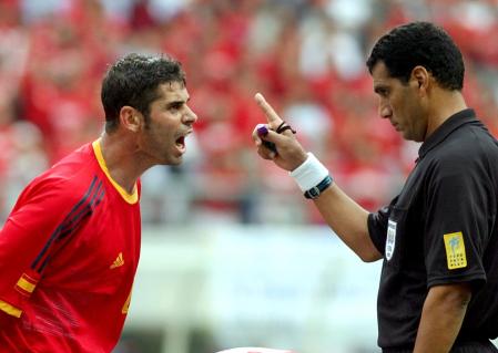 Fernando Hierro protesta al árbitro Al-Ghandour durante los cuartos de final entre España y Corea del Sur del Mundial del 2002 celebrado en Corea y Japón.