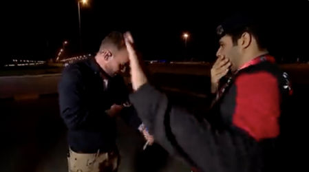 La policía de Qatar trata de evitar que se grabe el momento con el periodista Jon Pugh por el brazalete arcoíris