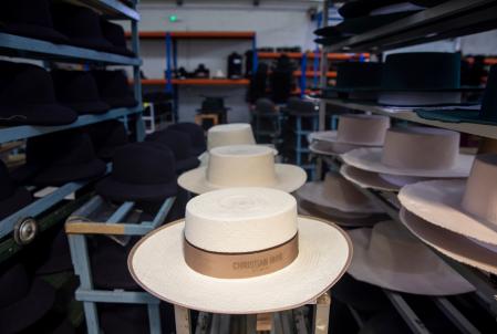 FABRICACIÓN DE SOMBREROS EN LA EMPRESA FERNÁNDEZ Y ROCHE PARA LA MARCA DIOR