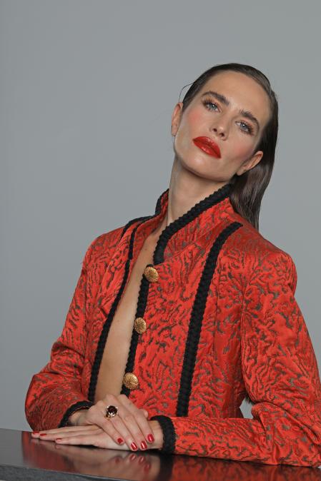 Chaqueta brocada vintage con botones dorados de YSL de Loue Vintage. Anillo Exquises Cocktail, de oro rosa engastado con un granate rodolita de talla ovalada y diamantes de Chaumet