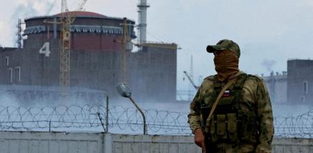 Un soldado ruso hace guardia cerca de la central nuclear en Zaporiyia, el pasado 4 de agosto de 2022. (REUTERS)
