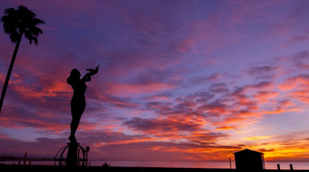 Candilazo al amanecer en torno al Monumento al Turista de Fuengirola.