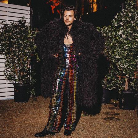 Harry Styles con  un mono de Gucci