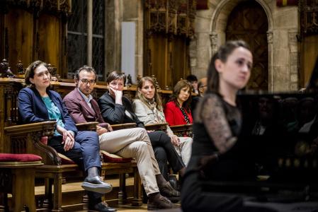 foto XAVIER CERVERA 02/05/2018 a l’acte de celebració del 180è aniversari de la institució de les càtedres del Conservatori del Liceu, que es van inaugurar el 27 d'abril de 1838, i que es realitzarà el proper dia 2 de maig a les 18h al Saló de Cent de l’Ajuntament de Barcelona.
Per al Conservatori es tracta d’una ocasió molt especial i és un aniversari significatiu en la història de la cultura a la nostra ciutat. És per això que volem convidar-vos a compartir amb nosaltres aquest moment.
Hem volgut commemorar aquesta data tan significativa amb la presentació del llibre Origen del Conservatori Liceu: 1837-1967. Aquest és el recull de la història de la nostra institució durant els seus primers 100 anys i del paper fonamental que va tenir en el desenvolupament dels estudis musicals a casa nostra. Les troballes que hem fet en el transcurs d’aquesta investigació ens han revelat dades cabdals de cara a la comprensió de la contribució de la societat civil a la història de la música, que pensem que són de gran interès tant per als estudiosos com per la ciutadania en general.
l Alcaldessa Ada Colau presideix l acte amb la presencia d Sergi Ferrer-Salat president del Conservatori del Liceu ,i Maria Serrat, directora general del Conservatori del Liceu (al final d l acte, recitl de cant i piano)