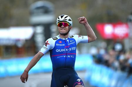 A quién no le encanta Remco? con un pasado futbolista, Anderlecht y selección belga, es una de las mayores perlas del ciclismo actual