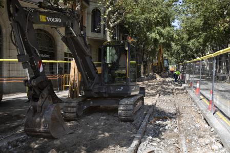 Vias del antiguo tranvía en las obras de superilla en C/Girona