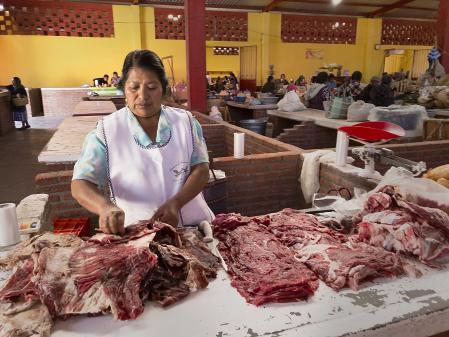 Puesto de carne al aire libre en un mercado de Oaxaca, México