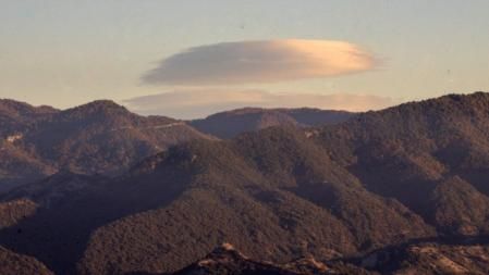Nube lenticular coronando la montaña.