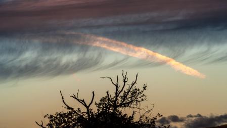 Cielo de amanecer pronosticando cambios meteorológicos.