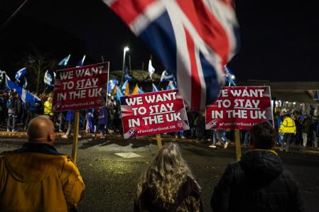 EDINBURGH, SCOTLAND - NOVEMBER 23: Unionist supporters are seen during a counter demo outside Holyrood, the Scottish Parliament, on November 23, 2022 in Edinburgh, Scotland. Earlier today, the UK Supreme Court judges unanimously rejected the Scottish government's argument that it can hold a second independence referendum. (Photo by Peter Summers/Getty Images)