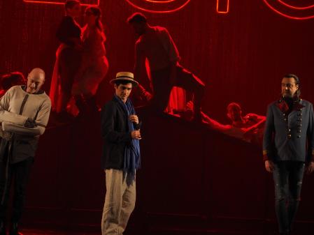 Paco Camero como el amante / secretario con el que el archiduque mantiene un relación