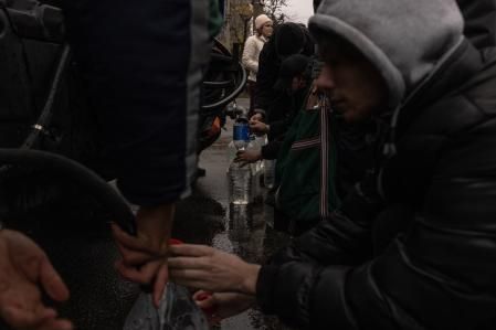Abastecimiento de agua potable con un camión cisterna en Jersón, el pasado viernes