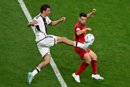 Müller y Jordi Alba disputan un balón durante el partido entre España y Alemania