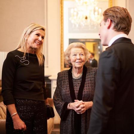 La reina Máxima y la princesa Beatriz saludan al director finlandés Klaus Mäkelä