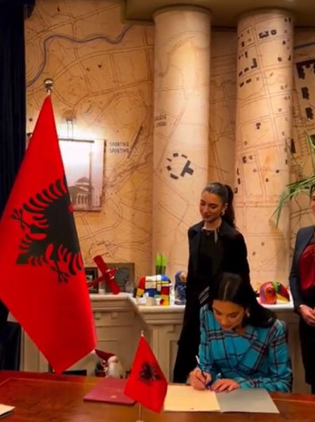 Dua Lipa obtiene la nacionalidad albanesa