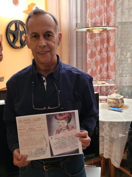 Pere Espinet Coll sosteniendo una copia del programa de Érase una vez...