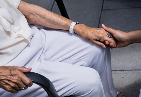 La soledad no deseada produce sufrimiento emocional