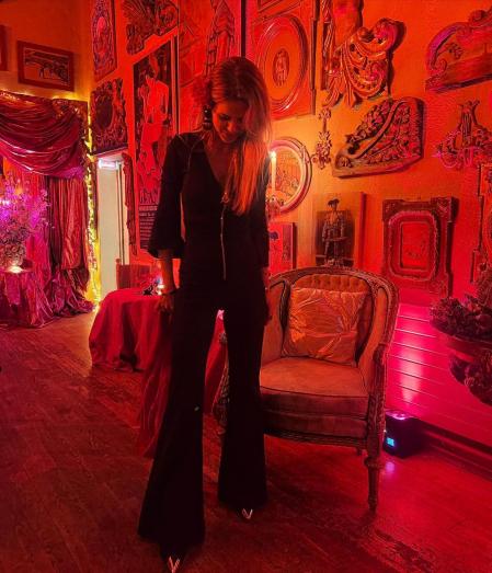 Amelia Bono con el mono en tono morado de Uterqüe