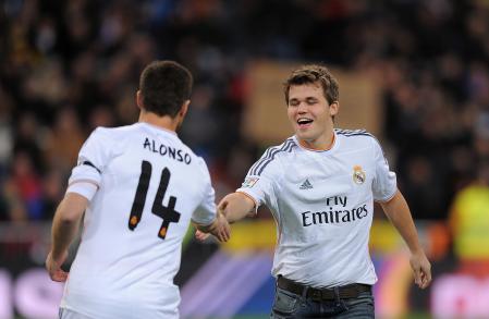 Magnus Carlsen, reconocido madridista, hizo el saque de honor antes de un Real Madrid-Valladolid en 2013 tras ser proclamado campeón del mundo de ajedrez