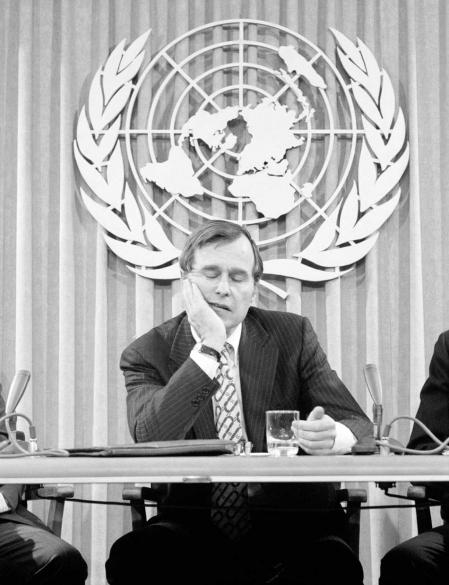 George H. W. Bush, embajador de EE. UU. ante la ONU, responde en rueda de prensa a las acusaciones de Allende el 4 de diciembre de 1972
