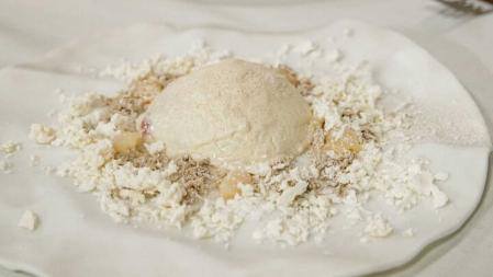 Eclipse lunar con lichis y rosas