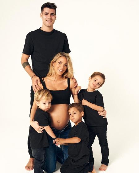 Álvaro Morata con su esposa, Alice Campello, y sus tres hijos