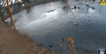 Los agentes se tiran al agua