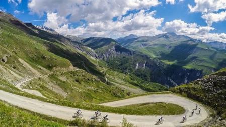 El Alpe d'Huez, uno de los puertos históricos más exigentes del Tour, 21 km de ascenso al 7,7% de pendiente media