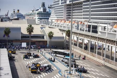 AMBIENTE CRUCEROS Y CRUCERISTAS EN EL MOLL ADOSSAT DEL PORT DE BARCELONA. TERMINAL A