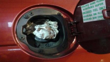 Depósito de combustible sin tapón, tan solo con un trapo 